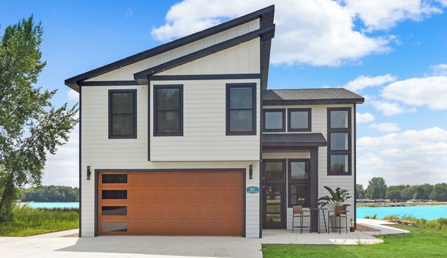 Stylish Lake Shetek Escape with Marina Views close to Pelican Cove & Key Largo