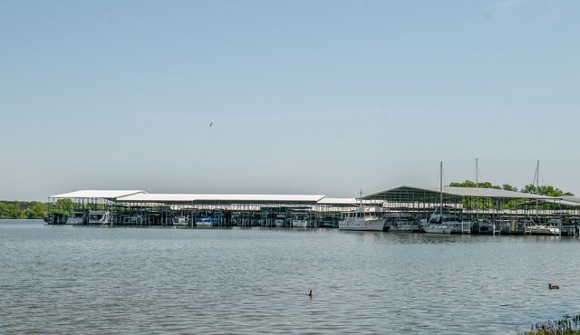 Stylish Lakefront Condo w/a Pool!