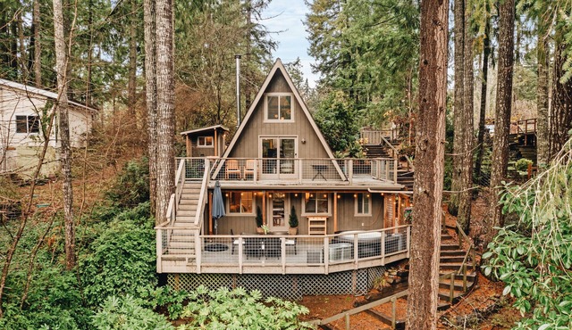 Stylish Lakefront Cabin Retreat, Sauna/Hot tub & Cold Plunge