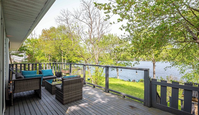 Stylish Lakehouse | 4BR, 2 Decks, Theatre Room