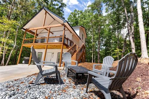Stylish Lakehouse with Black-and-White Modern Design near Lake Hartwell, Clemson SC