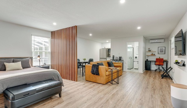 Stylish Lakeland Studio w/Workspace