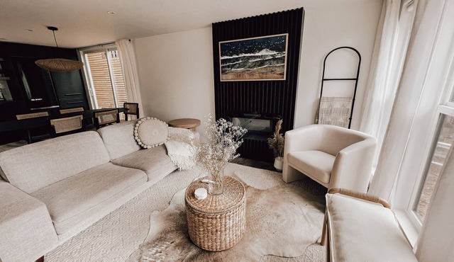 Stylish lakeside neighborhood cottage w/hot tub.