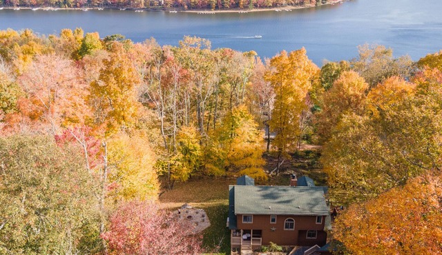 Stylish Lakeview Cabin w/Pool Table & Hot Tub