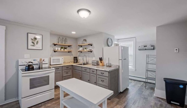 Stylish & Large Top Floor w Private Front Porch