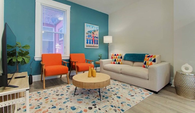Stylish Little Italy Two Bedroom w/Parking Space