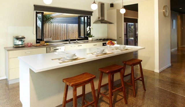 Stylish Living- Fireplace, WiFi, Linen, 4 bdrm, Beach 850m