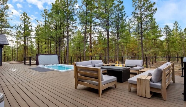 Stylish Lodge: Fire Pit, Hot Tub & Forest Views