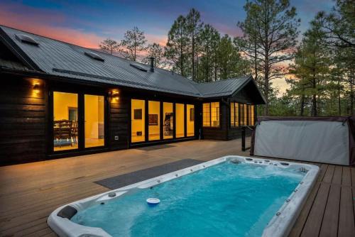 Stylish Lodge Fire Pit Hot Tub & Forest Views