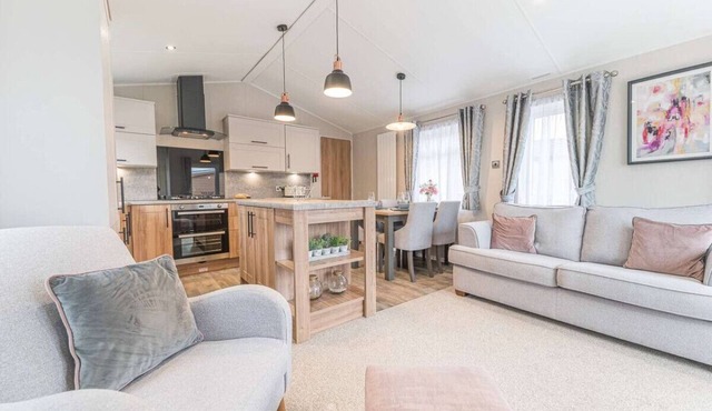 Stylish Lodge on popular holiday park, easy access to Lakes and Dales and free parking