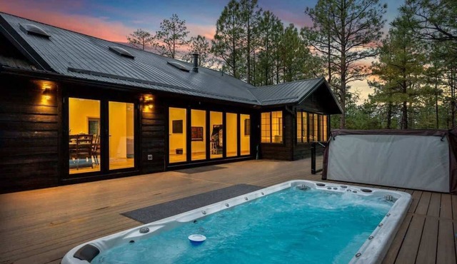 Stylish Lodge, Fire Pit, Hot Tub & Forest Views