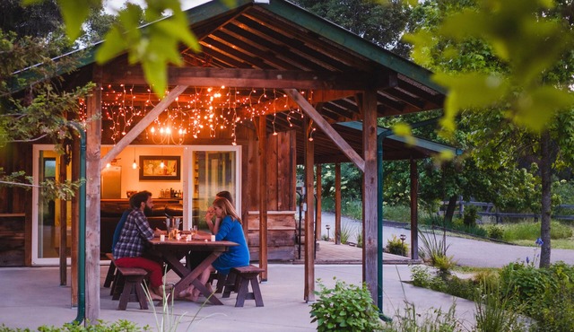 Stylish lodge w/spa bathrooms, river, views, hot tub, between 2 Yosemite Gates