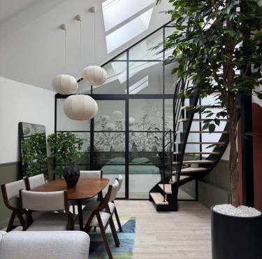 Stylish Loft in Bayeux Historic Center, 5m Ceilings, Glass Wall, 3 Bedrooms