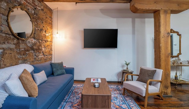 Stylish Loft - Shockoe Bottom - Walk to Canal - Historic Apartment