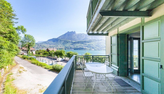 "Stylish Loft" with view/private access to Annecy Lake