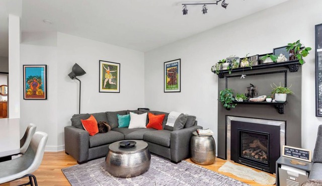 Stylish LoHi Retreat ~ Cozy, Light-Filled, Artsy Vibes + Sunny Private Backyard