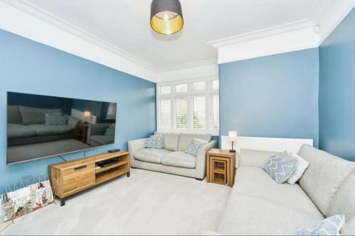 Stylish London 4 bedroom family home in Zone 6
