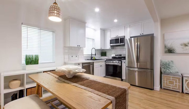 Stylish Long Beach Retreat - Walk to Beach & Bars!