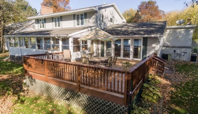 Stylish Long Lake Lodge: 1 hr from Twin Cities w game room, fire pit, lakefront