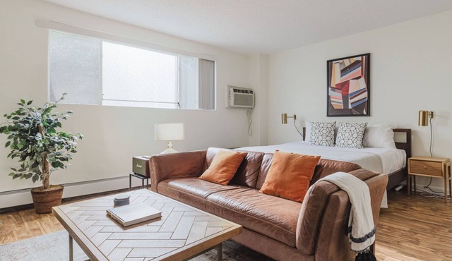 Stylish Longwood studio, parking, elevator, w/d, by Blueground