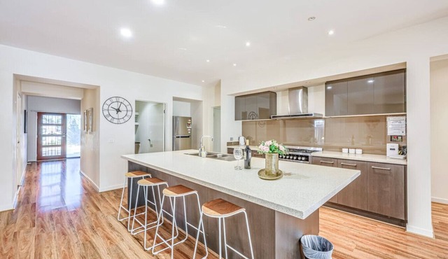 Stylish Luxe House for Big Group at Point Cook