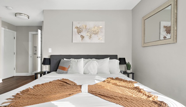 Stylish Luxe King bed w/Free Parkng near DT Oak Pk