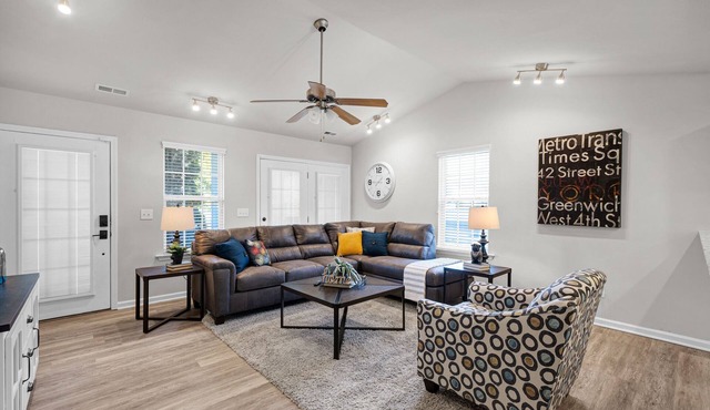 Stylish Luxe One-Level Twnh Steps from Neuse Trail