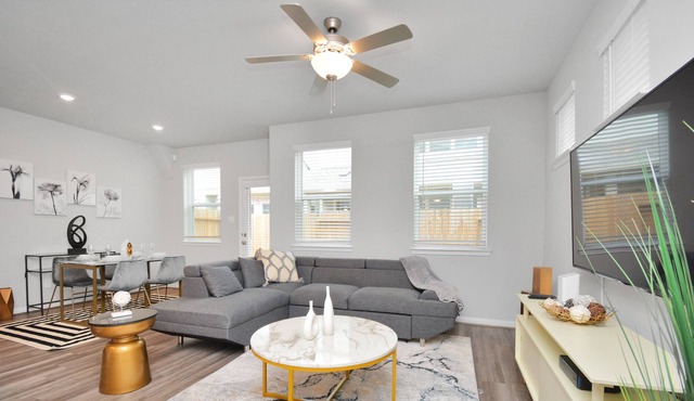 Stylish & luxurious Family Home ★10min to Downtown Houston ★ Sleep 8