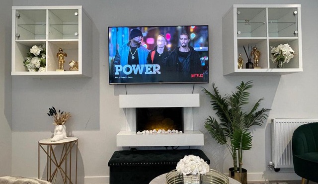 Stylish Luxury Apartment! 2 Bed 2 Bath Family Home