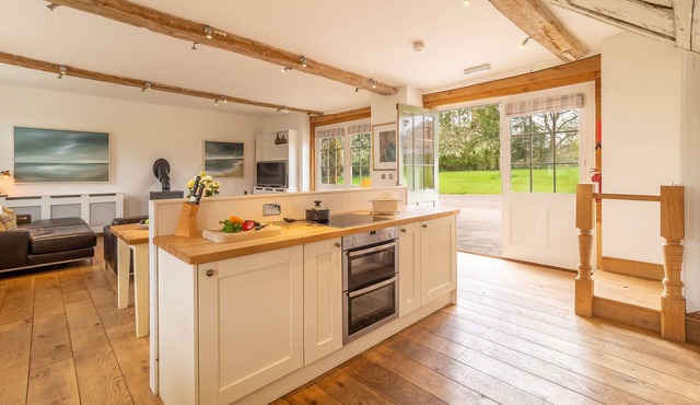 Stylish luxury cottage in historic country estate - Belchamp Hall Coach House