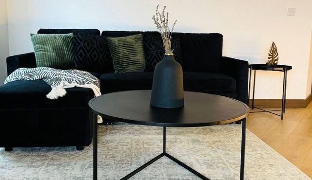 Stylish Maidstone Apt – Private Parking Included