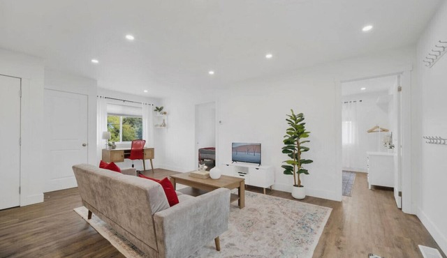 Stylish Main Floor Suite | Near Downtown Kitchener