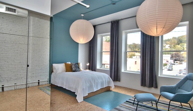 Stylish Main St Loft A2 Above Bakery + Restaurant - Sleeps 6