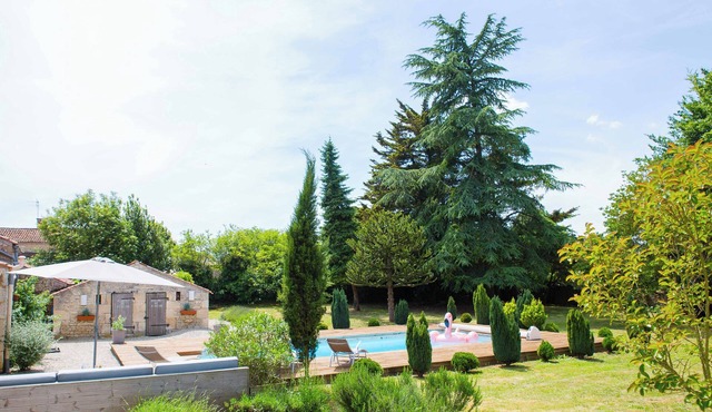 Stylish Manor House, 6 Bed, Heated Pool, Gated Garden, Sleeps15, Outdoor Kitchen