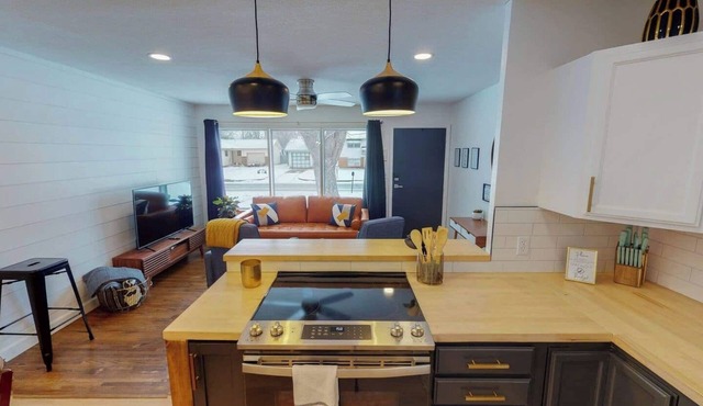 Stylish Mid-Century Home | 4BR | 2 King Beds | Sleeps 10 | Big Backyard