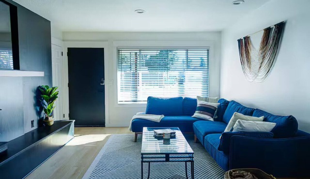 Stylish Mid-Century Modern Home - Near DT Portland for your perfect getaway!
