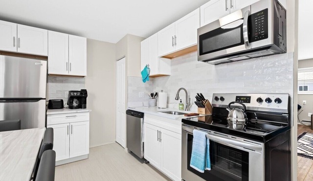 Stylish Mid-Century | 2BD | CentralHZ