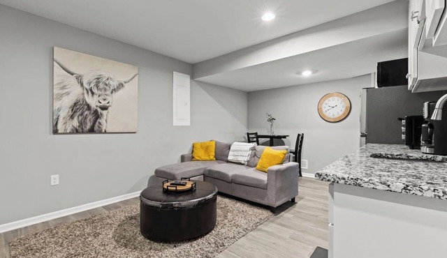 Stylish MidModern 1 Bed Apartment - Lower Level/Private Entrance