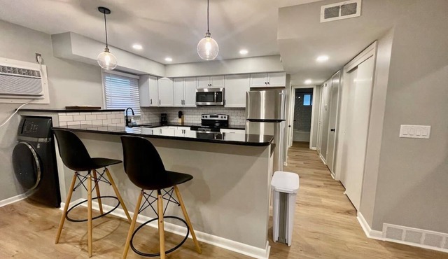 Stylish Midtown Apartment | Walk to Dining & UNMC