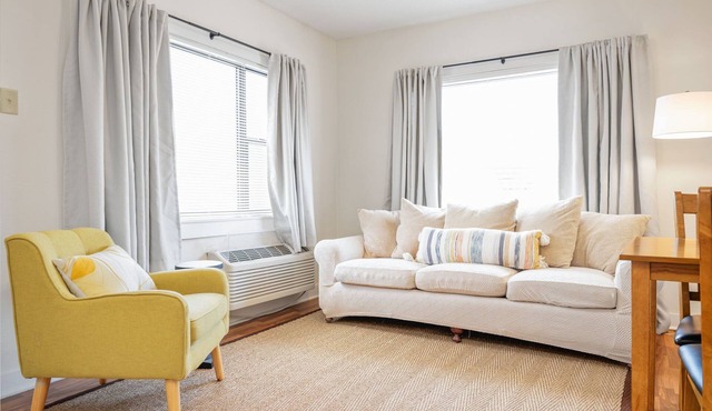Stylish Midtown Flat – 20B
