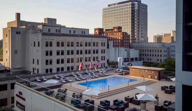 Stylish Midtown King Studio | Free Breakfast + Seasonal Pool Access