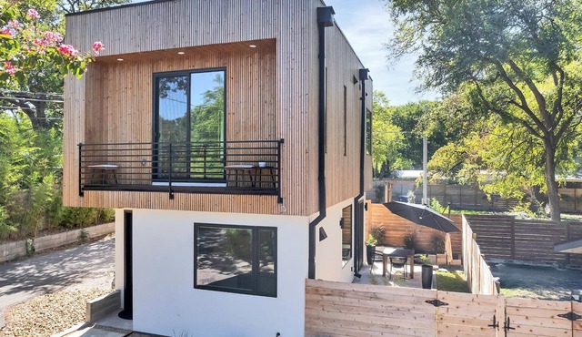 Stylish Minimalist Retreat: Central Austin, Tree-Top Views, Walkable to Mueller