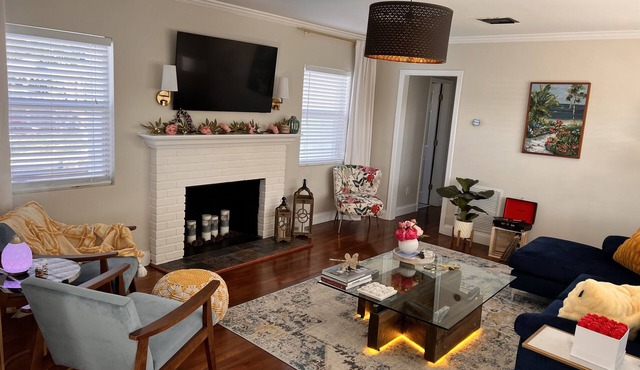 Stylish - Minutes From Beach, Bars & Eateries