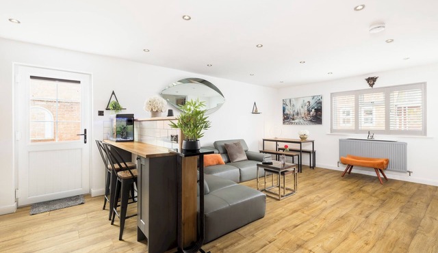 Stylish & Modern 2 Bed with Parking - Pass the Keys