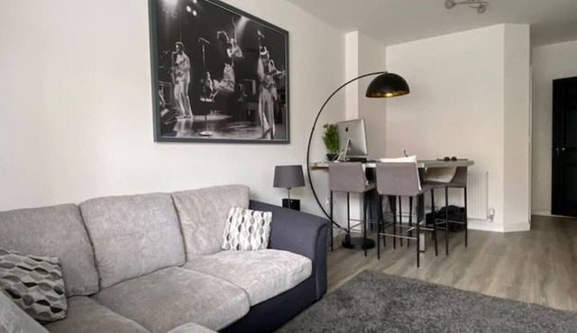 Stylish Modern 1 Bedroom Flat With Patio Garden & Parking