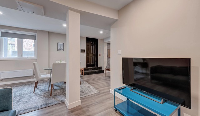 Stylish Modern 2 Bdrm Apartment Near Lake Ontario