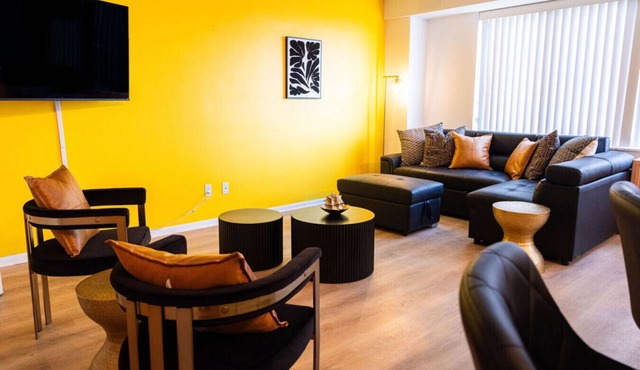 Stylish Modern 2-Bed Condo Near Downtown