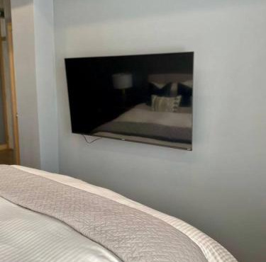 Stylish Modern 2 bedroom house across from Beach