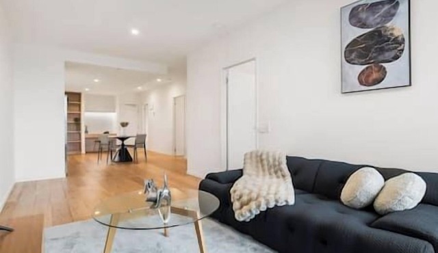 Stylish & Modern 2BR w/King Bed, Study & Car Park