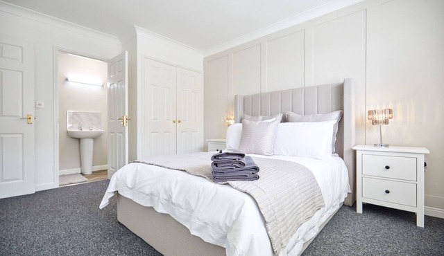 Stylish modern 3 bedroom with Ensuite - long stays welcome